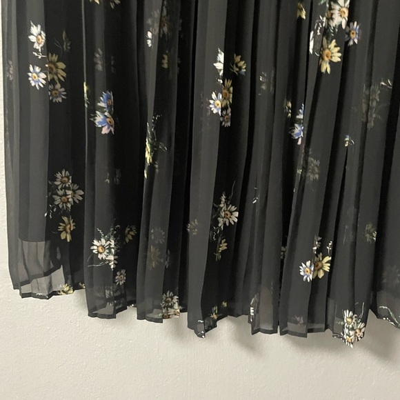 Zara pleated floral printed black midi skirt. Size X- Small - Picture 3 of 7
